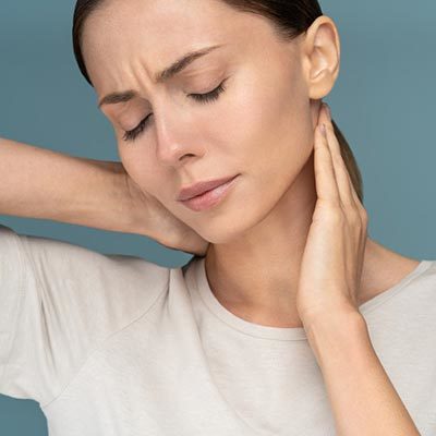 Woman-with-neck-pain